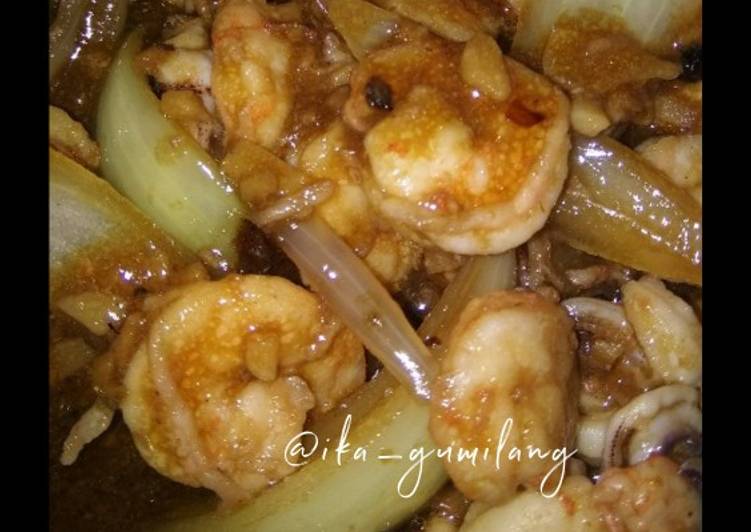 bahan dan cara membuat Udang saus lada hitam