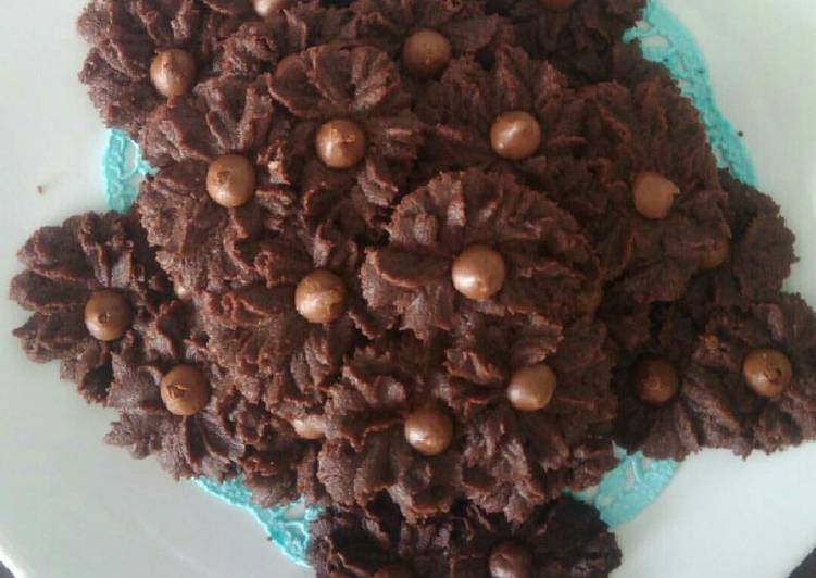 cara membuat Kue semprit mawar dark cokelat