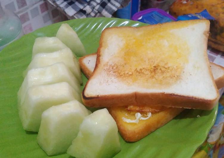 bahan dan cara membuat Fried egg sandwich with melon