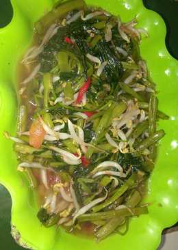 Tumis kangkung pakai toge