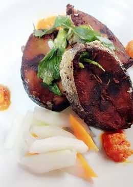 Ikan goreng cakalang vs acar timun dan wortel
