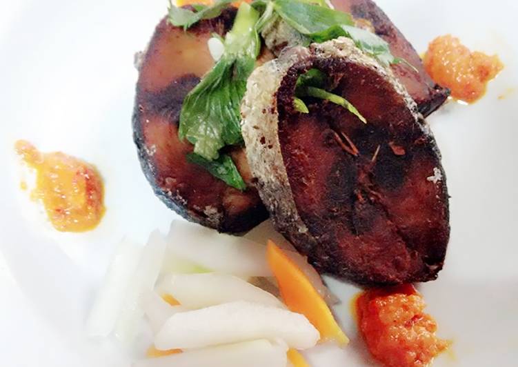 Ikan goreng cakalang vs acar timun dan wortel