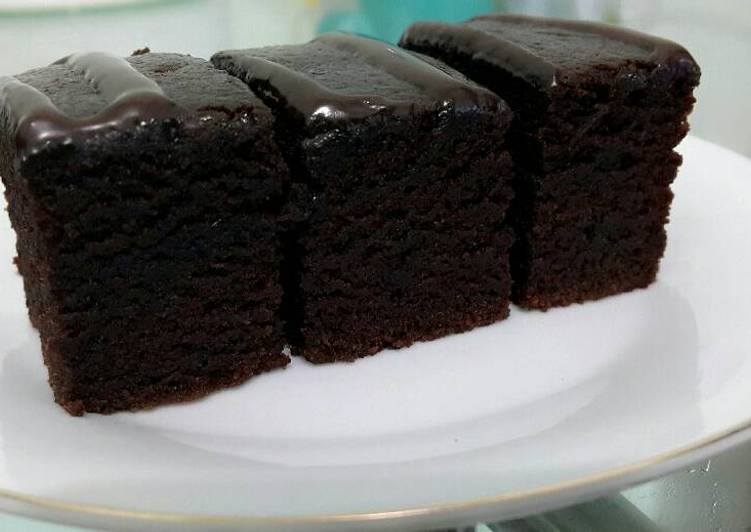 bahan dan cara membuat Eggless Chocolate Cake (no egg, no mixer, no butter, no milk)