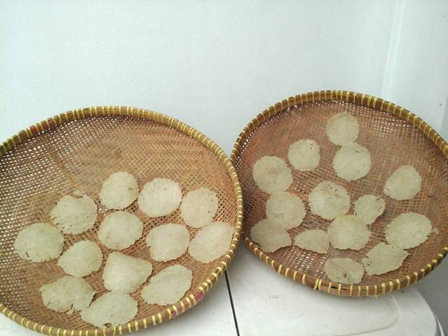 Produk pangan setengah jadi dari serealia dan umbi seperti kerupuk, keripik, dan kentang beku biasanya diolah menggunakan teknik