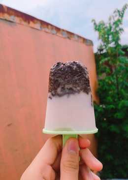 Oreo popsicles