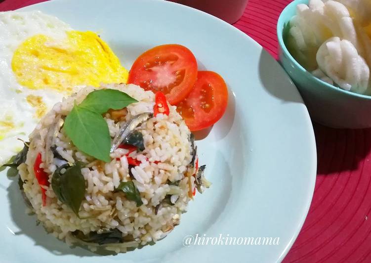 Nasi goreng teri kemangi