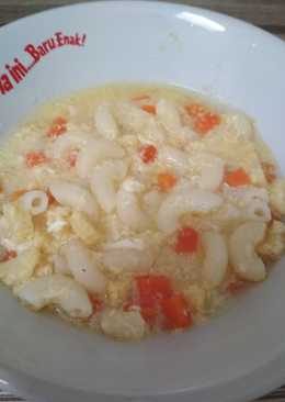 Macaroni with egg soup