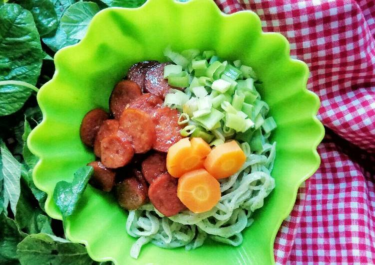 resep Mie Bayam toping Semur Sosis