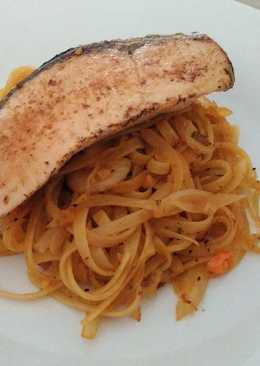 Spicy Tomato Sauce Fettuccine with Grilled Salmon