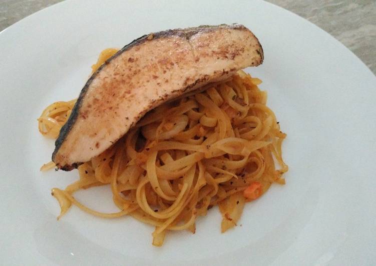 gambar untuk cara membuat Spicy Tomato Sauce Fettuccine with Grilled Salmon