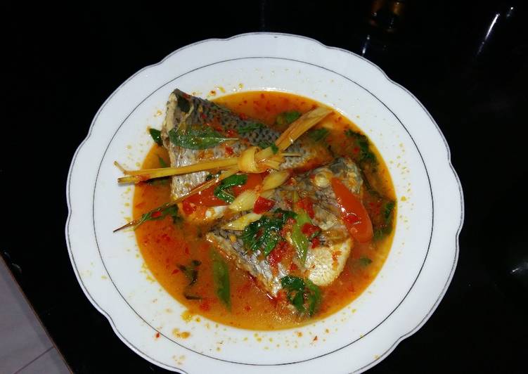 Resep Sup ikan  nila  asam  pedas  oleh andi yusni Cookpad