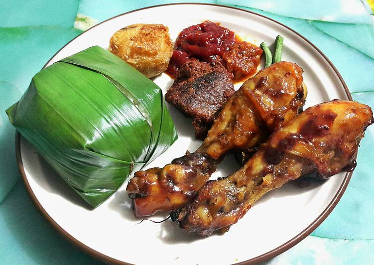 Resep Ayam Bakar Bumbu Bacem (Menu Diet Minyak) "abaikan masakan lain
yang berminyak pada foto ini" Kiriman dari Andin's Kitchen