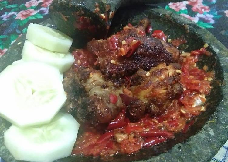 gambar untuk cara membuat Ayam bumbu ungkep geprek sambal kasar