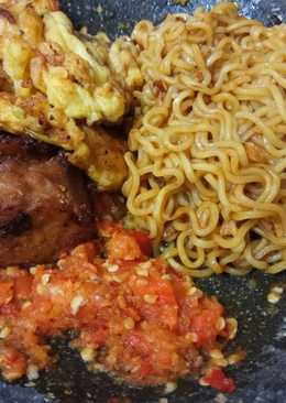Lauk simple : bacem, telor dadar, mie goreng dan sambel korek
