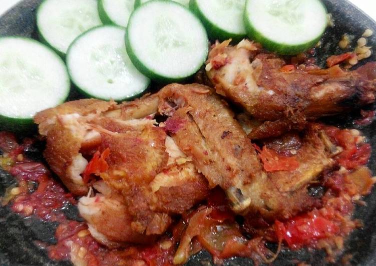 gambar untuk cara membuat Ayam Penyet Sambal Mentah