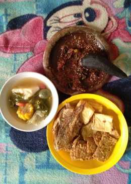 Sayur asem, tempe tahu ikan asin goreng, sambel terasi