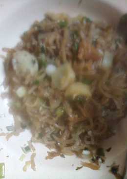 Mie sagu goreng bakso