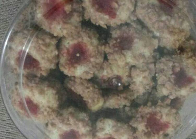 Resep Strawberry thumbprint Cookies Oleh Ira NY (The Backpacker Chef)