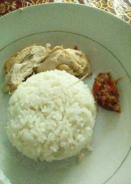 Nasi gurih tanpa santan dengan ayam, bumbu putih