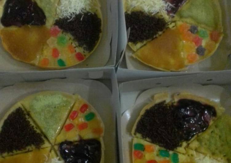 resep lengkap untuk Martabak manis pizza