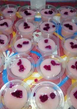 Puding sus stobery dengan toping buah naga.