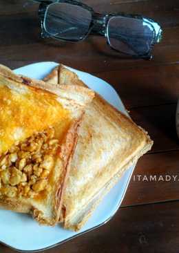 Roti bakar isi daging ayam saus szechuan