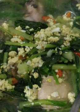 Sayur sawi kuah campur telur dan ayam