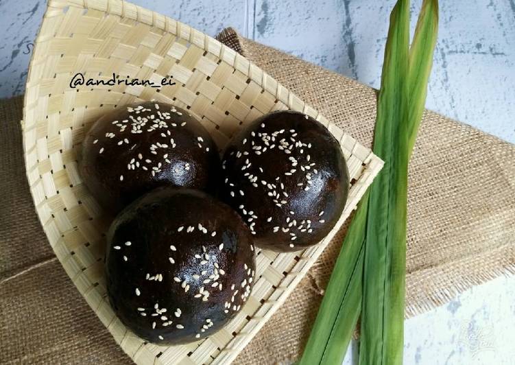 bahan dan cara membuat Black Charcoal Burger Buns