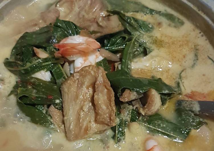 bahan dan cara membuat Gulai Ikan Daun Singkong nangka