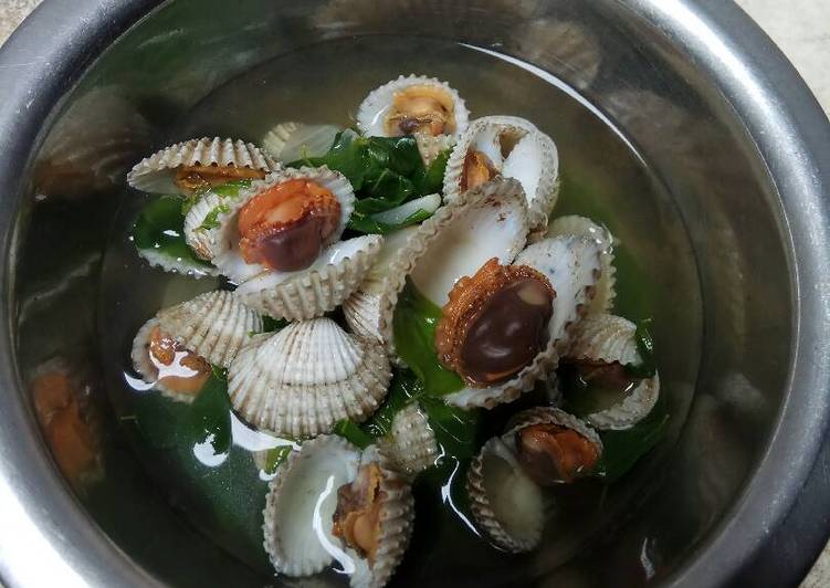 gambar untuk resep makanan Kerang dara dengan sayur katuk bening