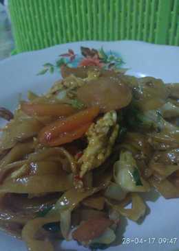 Kwetiaw goreng(sosis, telur)(simple&enak)