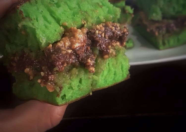 Resep Martabak Manis Bolu Pandan oleh Dapoer Nyonya Cookpad