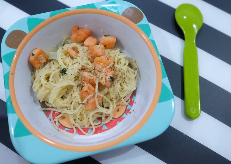resep makanan Menu anak salmon spagethi aglio olio