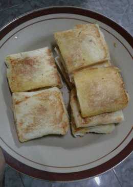 Roti Goreng (sosis+keju+saos)