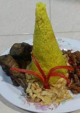 Nasi kuning magic com (nasi tumpeng)