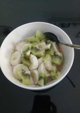 Quaker outmeal with yogurt and fruit