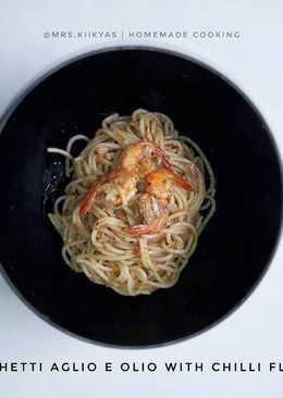 Spaghetti aglio e olio with chilli flakes