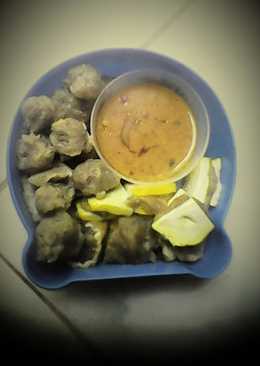 Bakso sayur dan tahu kuning isi with peanut sauce 