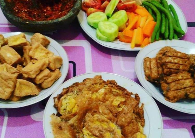 resep masakan Sambal bawang tempe, tahu dan telur penyet