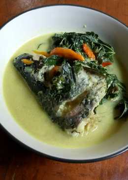 Gulai ikan mas daun singkong