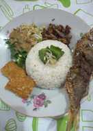 Nasi pecel lauk lengkap