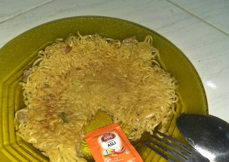 bahan dan cara membuat Omlet mie + telur praktis