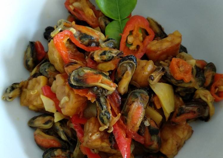 resep Kering asam manis kerang hijau mix tempe