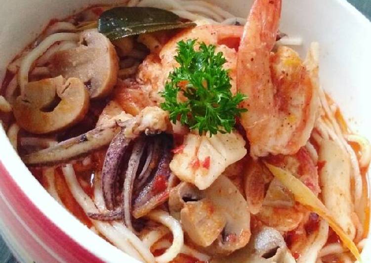 gambar untuk cara membuat Noodle with Tomyum soup