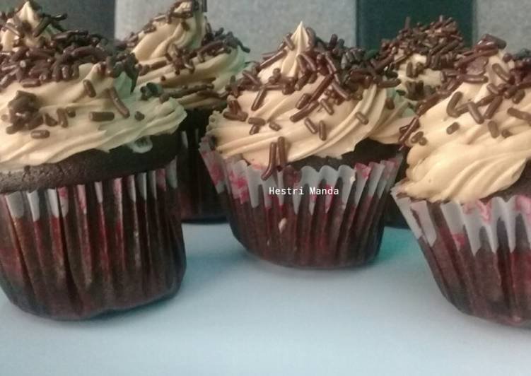 bahan dan cara membuat Eggless chocolate cupcakes