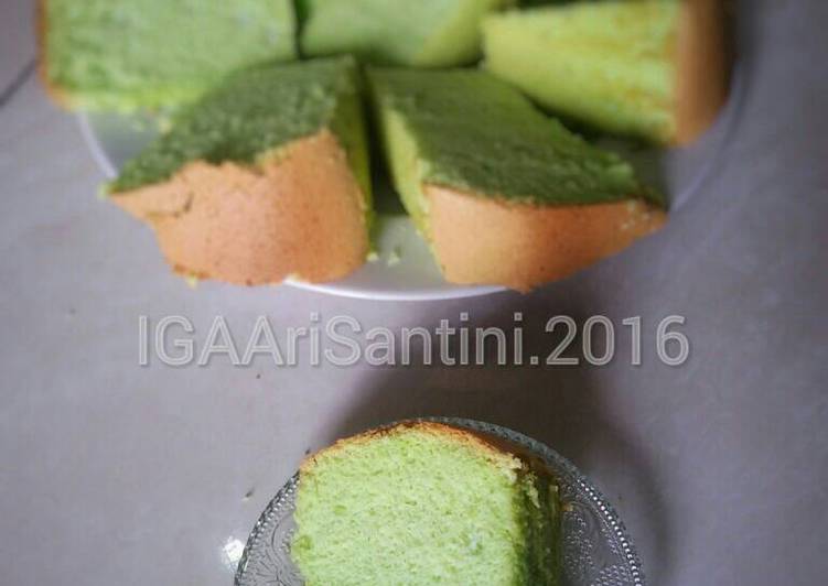 gambar untuk resep Pandan Chiffon Cake Soft & Pillowy