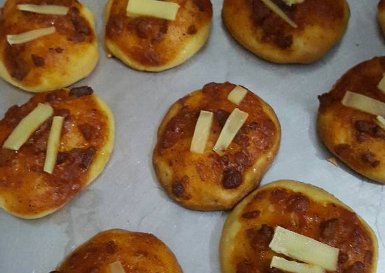 bahan dan cara membuat Mini Pizza Simple dan Murmer