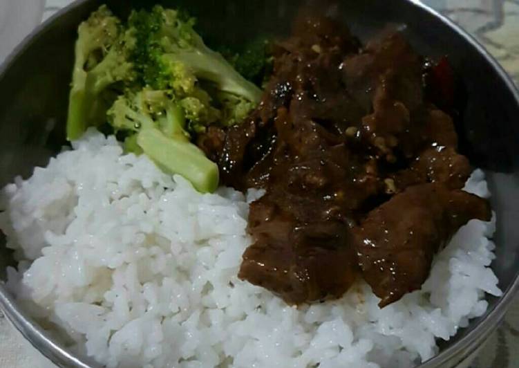 bahan dan cara membuat Bekal suami daging sapi lada hitam + si kribo hijau simple