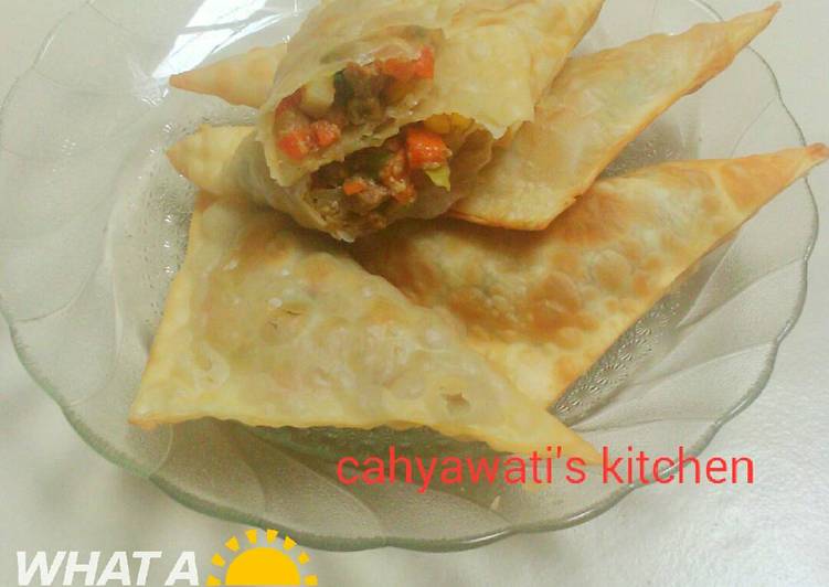 gambar untuk cara membuat Samosa isi Sayur+sosis sapi (kulit pangsit)