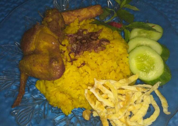 bahan dan cara membuat Nasi kuning majikom enyakk